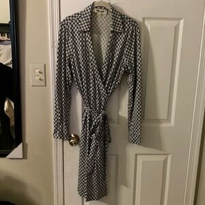 Diane Von Furstenberg- Iconic Shirt Waist Tie Dress Updated in Funky Pattern,EUC